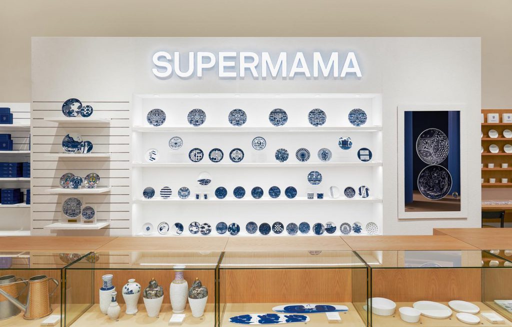 A picture containing text, indoor

Description automatically generated