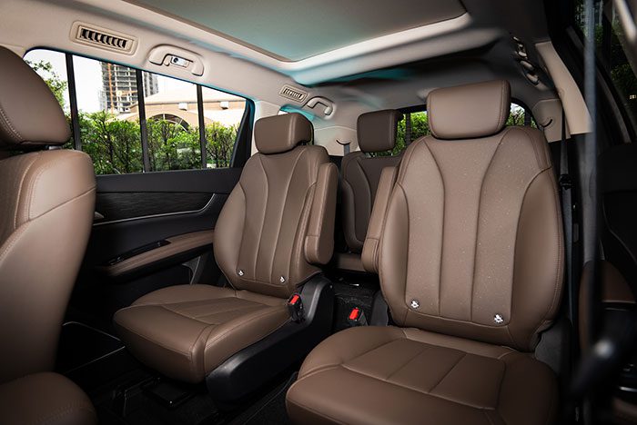 BYD-M6-inside