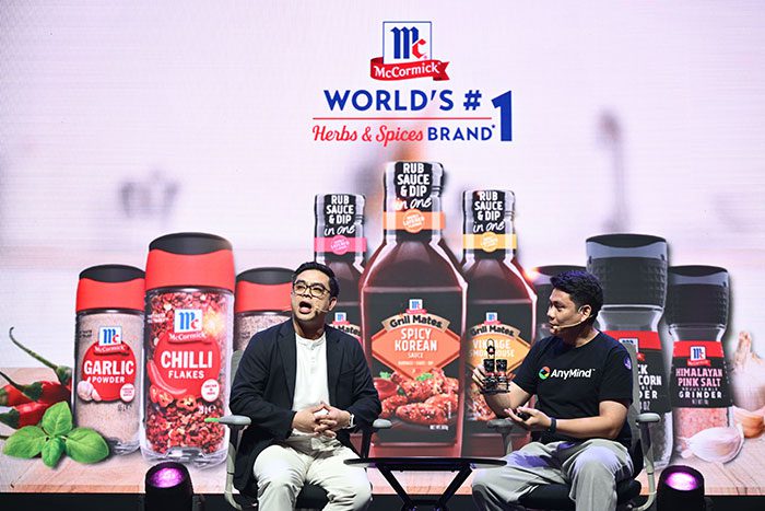 ปริญญา แสงเพชรประเสริฐ Head of E-Commerce จาก Sino-Pacific Trading (ซ้าย) และ   กรกานต์ แย้มสัตย์ธรรม Head of eCommerce Enablement and Affiliate Business จาก AnyMind Group (ขวา)