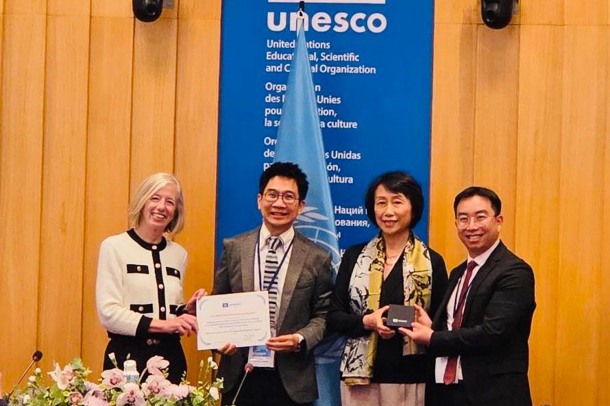 (ที่ 2 จากซ้าย) - ดร.วสันต์ ภัทรอธิคม ผู้ช่วยผู้อำนวยการ สำนักงานพัฒนาวิทยาศาสตร์และเทคโนโลยีแห่งชาติ (สวทช.)